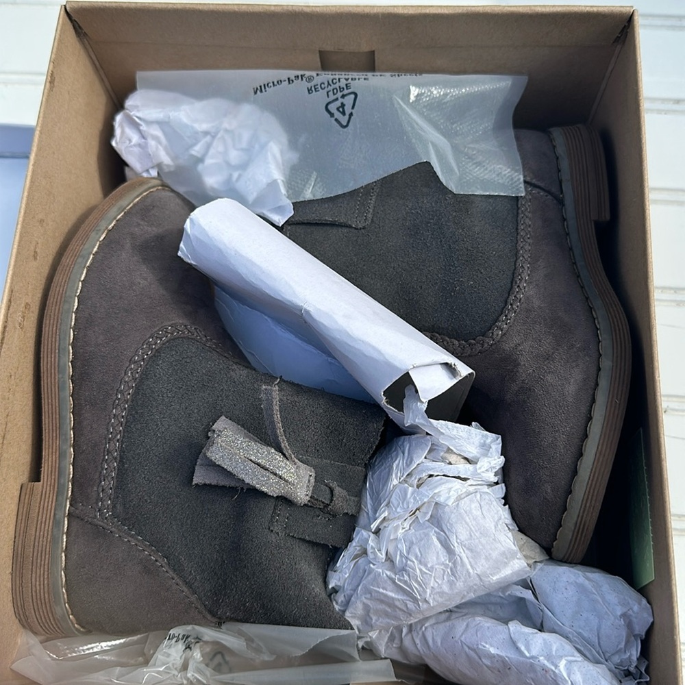 Hannah‎ Anderson size 10 girls boots. color is grey suade style is Inga